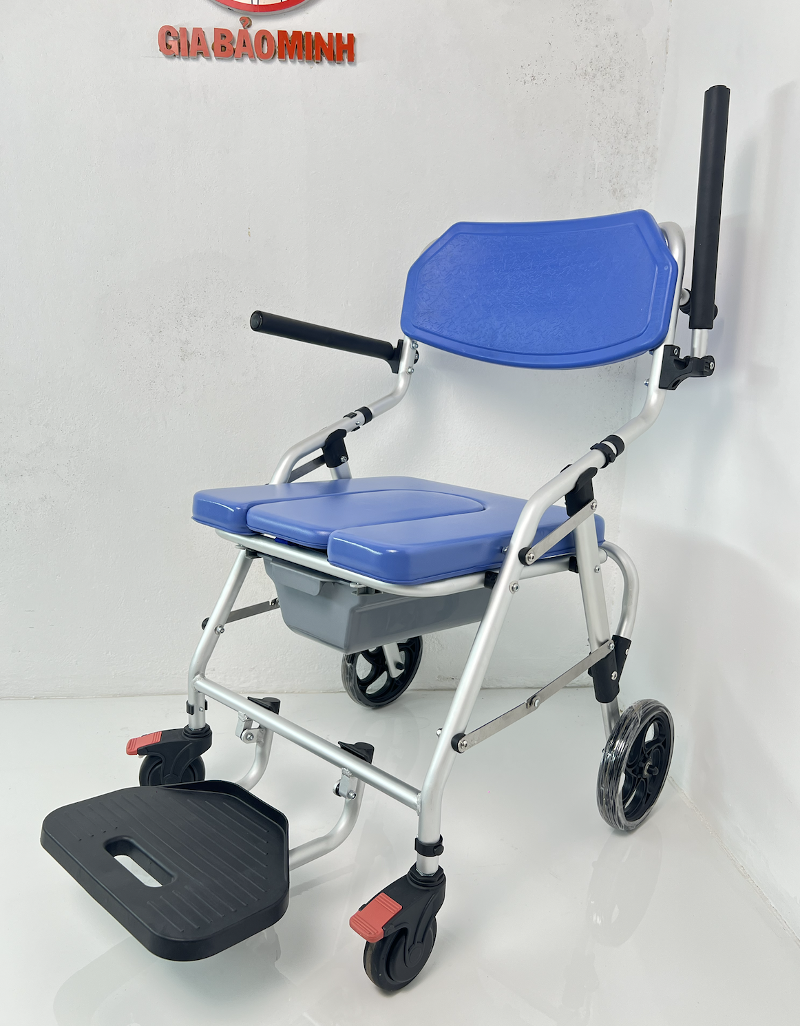 ghế-bô-vệ-sinh-đa-năng-gbm-016a-71